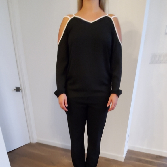 Black 1. State blouse with white trim - Picture 6 of 14